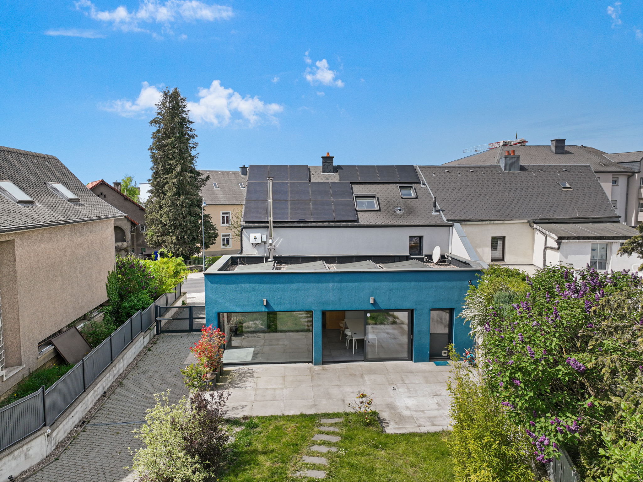 Vue aérienne de la maison et son jardin